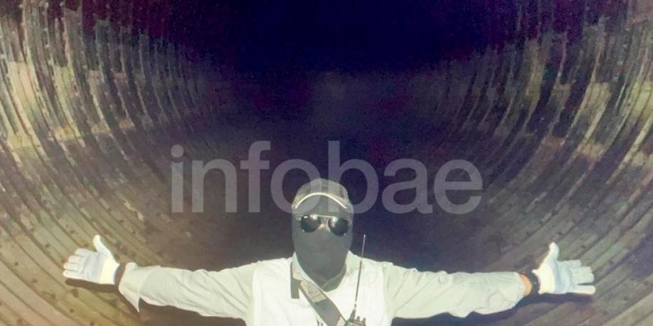 El líder y cerebro del robo del siglo, Fernando Araujo, en el desagüe por el que se escaparon después del asalto. Las foto fue tomada por la banda el mismo día que se llevaron 19 millones de dólares del Banco Río de Acassuso