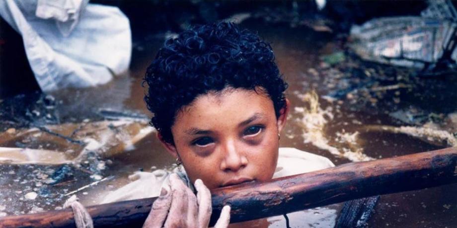 El fotógrafo Frank Fournier ganó el premio World Press Photo con esta imagen que registra los últimos momentos de vida de Omayra Sánchez