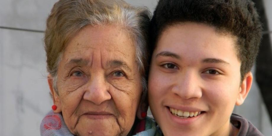 Christopher Chancé, emprendedor y programador de 16 años, junto a su abuela