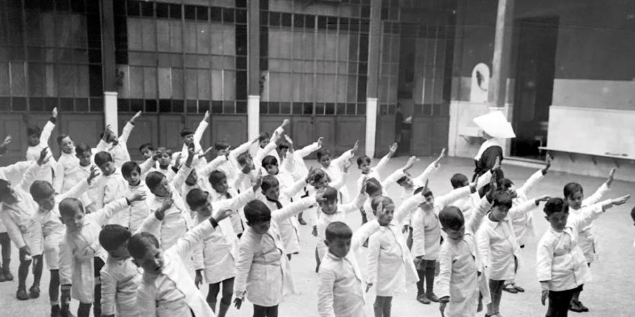 A comienzos de la década de 1920, el guardapolvo blanco se había generalizado en todo el país.