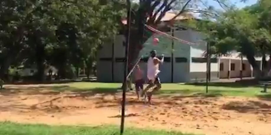 Ronaldinho jugando al voley en la cárcel