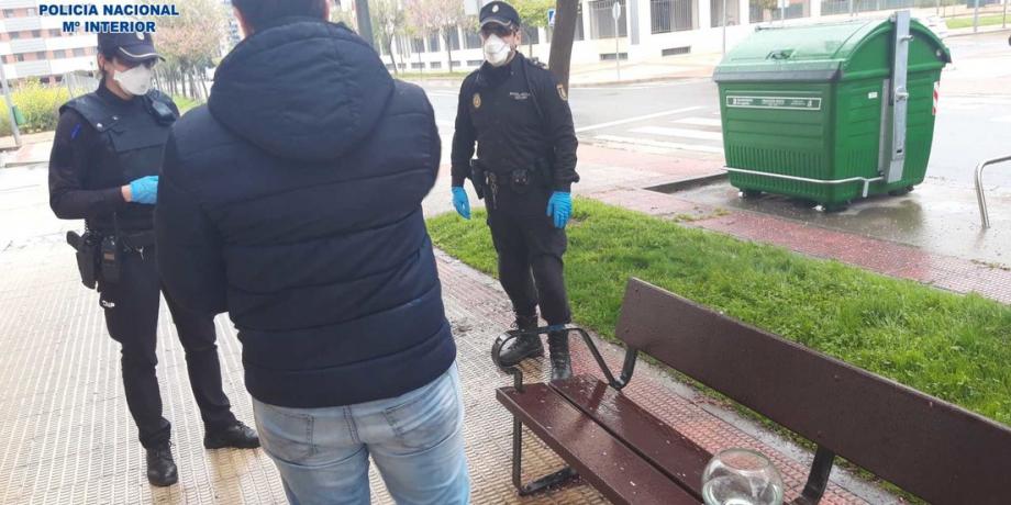 Policías de Logroño, España, hablan con el vecino que sacó sus peces a pasear.