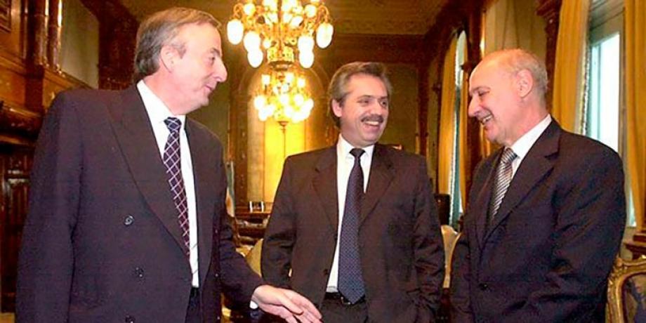 Alberto Fernández, en medio del entonces presidente Néstor Kirchner y el ministro de Economía Roberto Lavagna. El presidente prefiere mirarse en el espejo de la primera etapa del kirchnerismo, que recibió un gobierno en default y salió parcialmente d