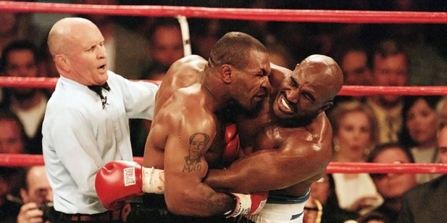 Una imagen histórica: Tyson le muerde la oreja a Holyfield