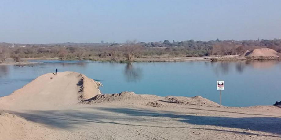 Los obreros comenzaron a preparar el suelo y el terraplén en el que se asentará la estructura vial que cruzará el río Dulce.