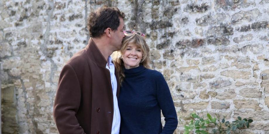 El actor Dominic West y su esposa, juntos en Londres