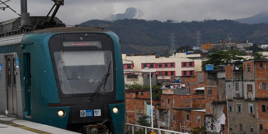 Un tren pasa por la favela de Jacarezinho en Río de Janeiro, Brasil. 21 de agosto de 2017.