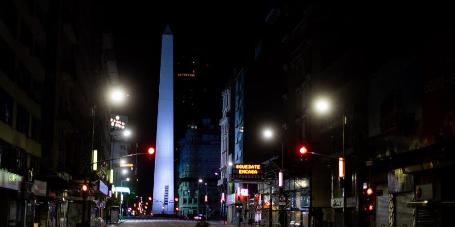 Avenida Corrientes, el emblema de actividad teatral porteña en su año más oscuro