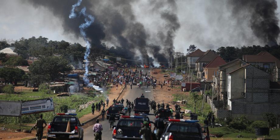 La Policía de Nigeria lanza gas lacrimógeno durante unos choques en el distrito de Apo, Abuya, Nigeria, el 20 de octubre de 2020