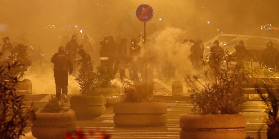 Enfrentamientos con la Policía en Nápoles en protesta contra el toque de queda por el covid-19