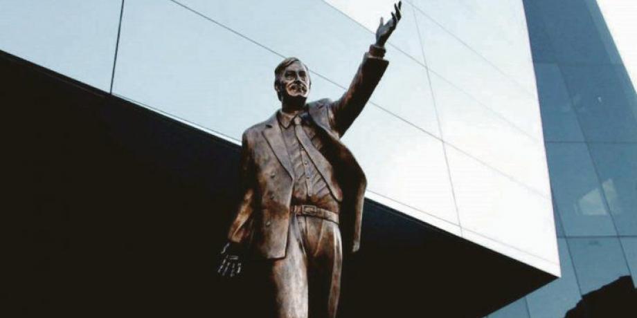 Acto. La escultura de Néstor Kirchner traída desde la exsede ecuatoriana. 