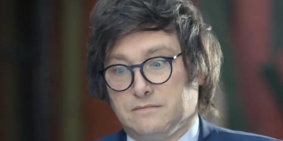 El economista levanta el ceño en una escena del spot difundido por redes sociales