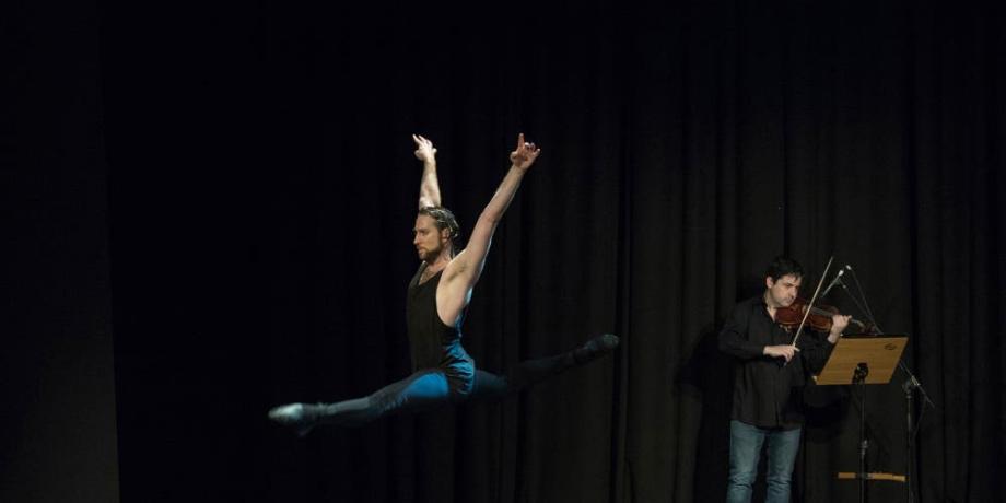 Federico Fernández, primer bailarín del Teatro Colón y director de la compañía independiente Buenos Aires Ballet, en una escena del espectáculo