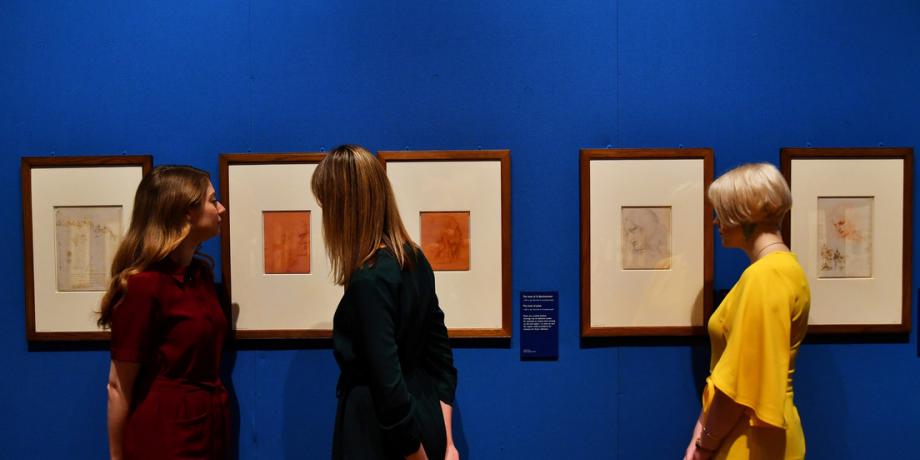 Personal del Royal Collection Trust junto a bocetos  de La última cena de Leonardo Da Vinci  Londres, Gran Bretaña, 23 de mayo de 2019.