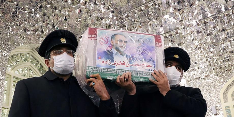 El ataúd del científico nuclear iraní, Mohsen Fakhrizadeh, en Mashhad, Irán