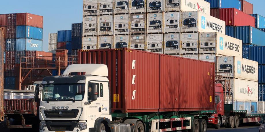 Un camión transporta un contenedor en un centro logístico del puerto de Tianjin, China, 2019.