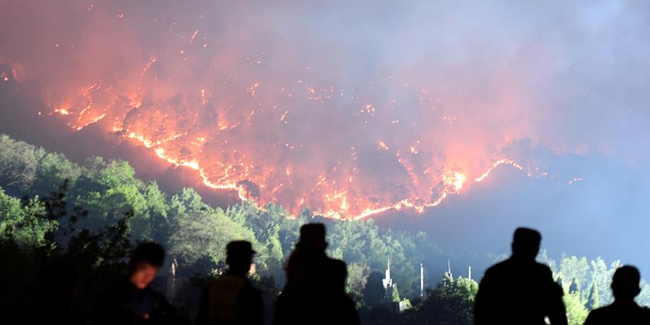 Bomberos apagan un incendio forestal cerca de Xichang, provincia de Sichuan, China, el 31 de marzo de 2020.