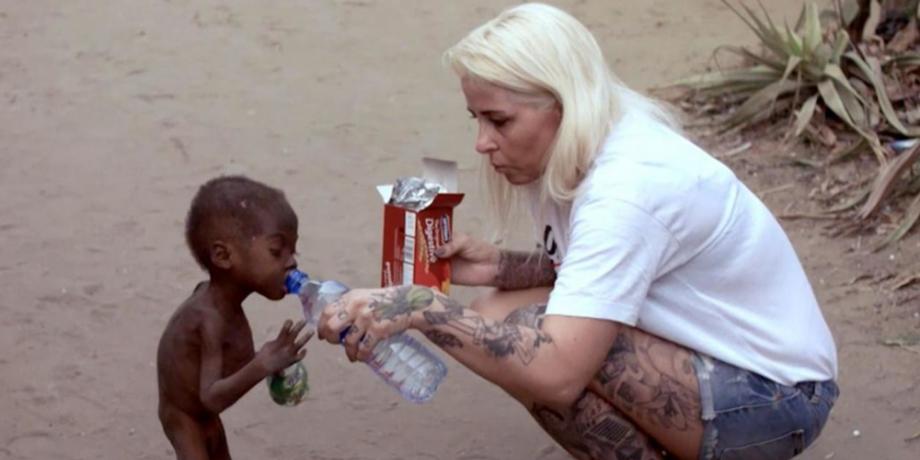 En 2016, la imagen de Anja alimentando a un niño que era considerado