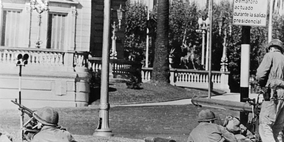 Soldados frente a la casa de Gobierno de Argentina, el 24 de marzo de 1976, cuando inició la dictadura militar.