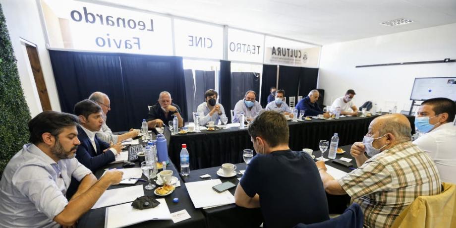 Axel Kicillof se reunió en Santa Clara del Mar con intendentes de la costa para analizar el arranque de las restricciones nocturnas