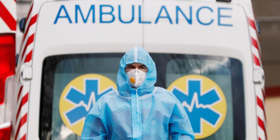 Un trabajador médico con equipo de protección junto a una ambulancia para pacientes con coronavirus, Kiev, Ucrania, el 24 de noviembre de 2020.