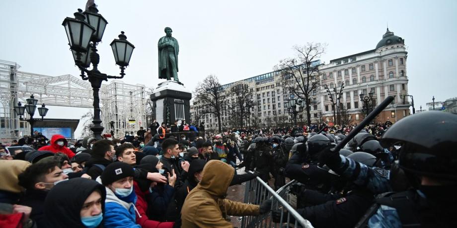 Agentes de las fuerzas del orden y participantes de la manifestación no autorizada celebrada por partidarios de Alexéi Navalny en Moscú, el 23 de enero de 2021.