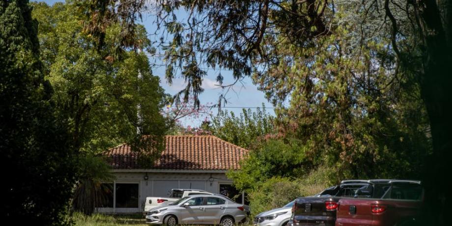 De la casona que emulaba un castillo y en la que pasó más de cinco meses el expresidente Carlos Menem solo queda una parte: el resto fue demolido y ocupado por autos de una concesionaria
