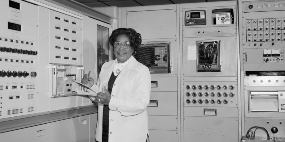 Mary Jackson trabajando en el Centro de Investigación Langley de la NASA, 2 de junio de 1977.