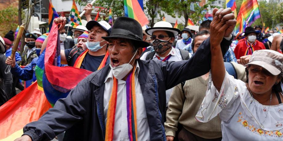 Miembros de comunidades indígenas y simpatizantes del candidato presidencial ecuatoriano Yaku Pérez marchan en Quito, 23 de febrero de 2021.