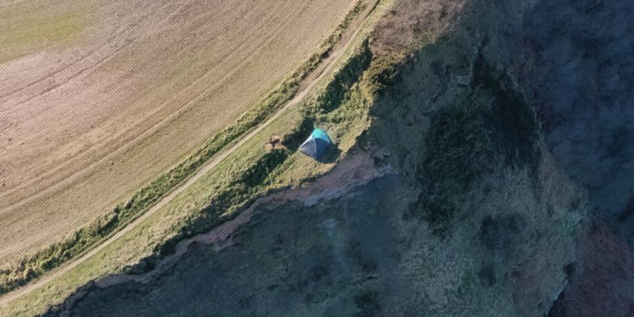 Tienda de campaña en un acantilado cerca de Staithes, en el noreste de Inglaterra.