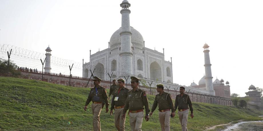 Policías patrullan cerca del Taj Mahal en Agra, la India, el 23 de febrero de 2020.