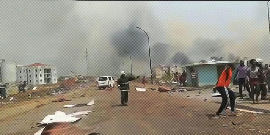 Personas huyen del lugar donde se registraron varias explosiones en la ciudad de Bata en Guinea Ecuatorial, el 7 de marzo de 2021.