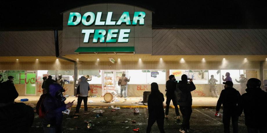 Una tienda de Dollar Tree que fue saqueada por manifestantes en Brooklyn Center (Minesota, EE.UU.), el 12 de abril de 2021.