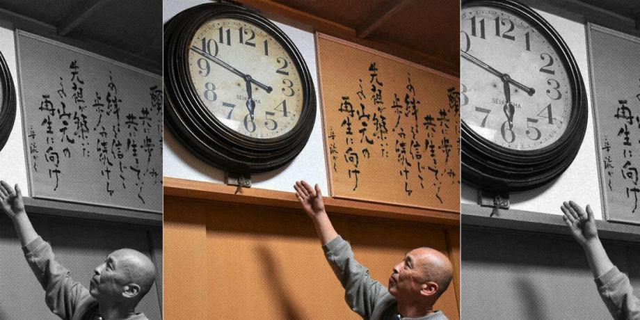 El reloj de un templo de la prefectura de Miyagi que dejó de funcionar tras ser sumergido por el tsunami originado por el devastador terremoto de 2011 en Japón.