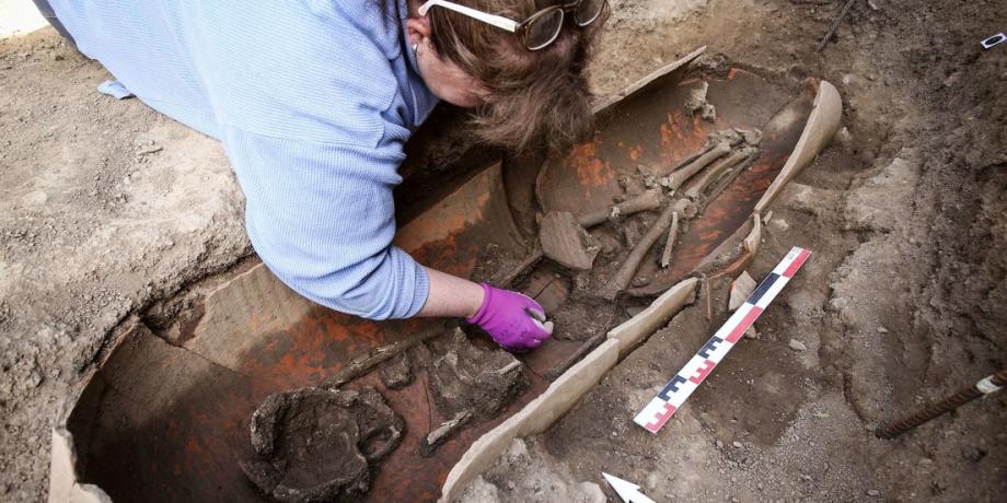 Excavaciones en la necrópolis descubierta en Ile-Rousse, en Córcega, Francia, el 9 de abril de 2021.