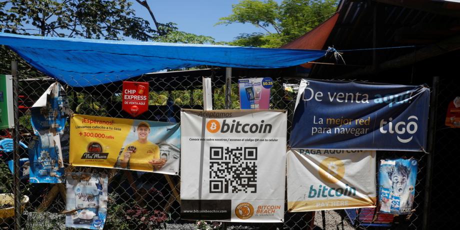 Pancartas de bitcóin en un restaurante en Chiltiupán, El Salvador.