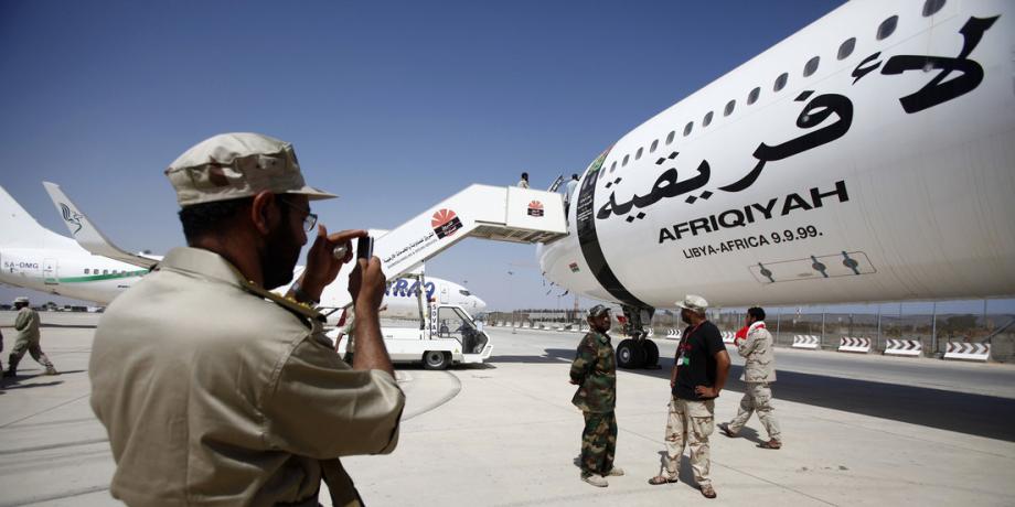 Combatientes rebeldes libios junto al avión privado de Muammar Gaddafi, en el aeropuerto de Trípoli. 28 de agosto de 2011.