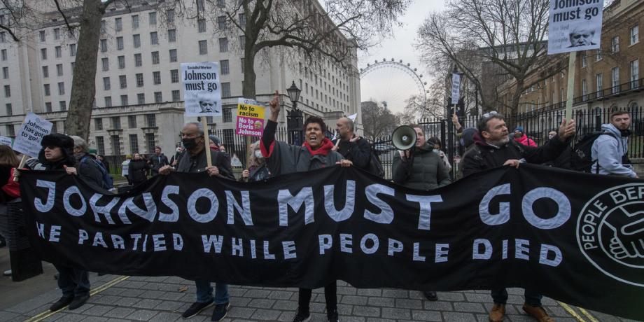 Una protesta exige la dimisión del primer ministro británico Boris Johnson en Londres, Reino Unido, el 15 de enero de 2022.
