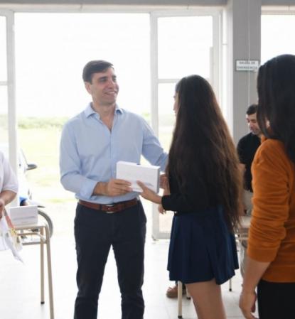 Continúan con las entregas de tablets a alumnos de Las Termas de Río Hondo