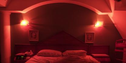 Policía se marcha sin pagar en motel tras promesa de transferencia fallida