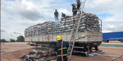 Incendio de camión de carga en estación de servicio genera alarma