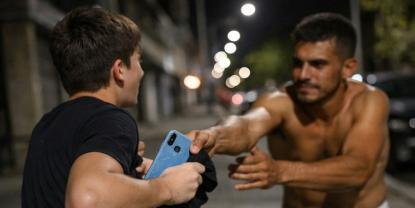 Barrio Agua Santa: Arrebatan el celular a un joven que se encontraba junto a un amigo