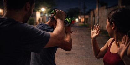 Violencia en Barrio Herrera el Alto: ataque con arma blanca y botellazo