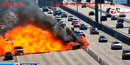 Explosión de vehículo en autopista de Estados Unidos causa caos y cierre vial
