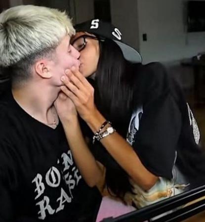 Juana Tinelli y Tomás Mazza confirman su romance en streaming con un beso