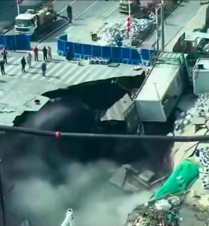 Colapso de infraestructura en Shanghái: un socavón sorprende a la ciudad