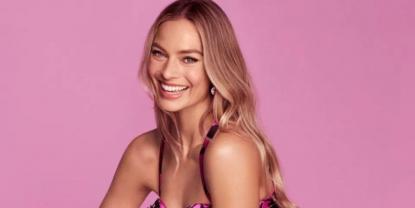 Margot Robbie Rinde Homenaje a Kate Bush Durante el Rodaje de Cumbres Borrascosas