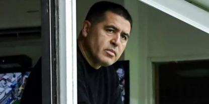 Juan Román Riquelme respalda a Edinson Cavani ante los silbidos del público