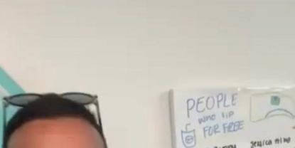 Ricky Martin Sorprende en Cafetería de Miami con Gesto Emotivo y Viral