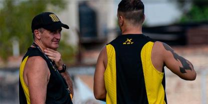 Carlos Mayor busca alternativas para la defensa de Mitre en la Primera Nacional